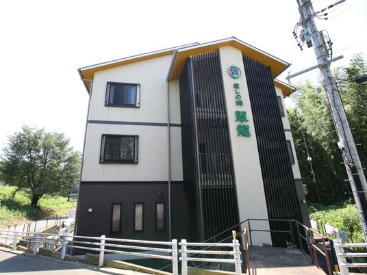 緑豊かな外観の建物