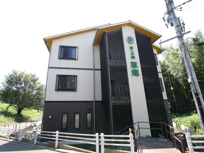 緑豊かな外観の建物