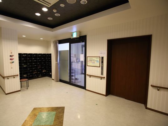 玄関ホール床面と壁面