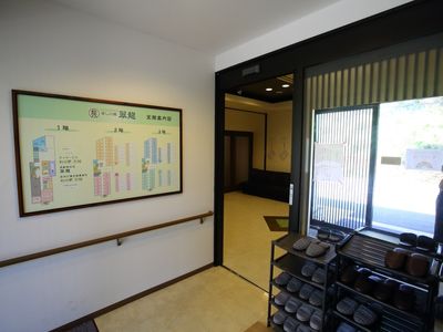 施設の案内掲示板と入口