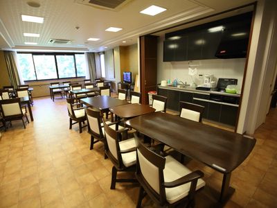 広々とした明るい食堂