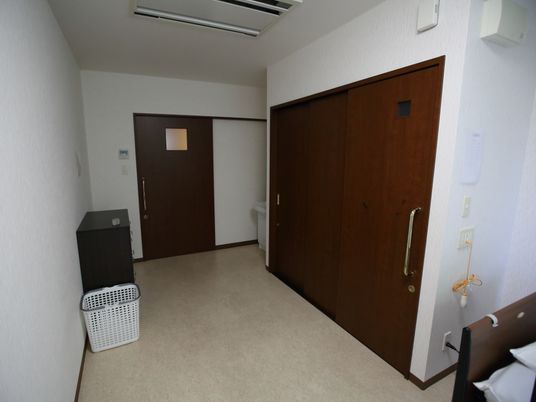 清潔な居室のドア