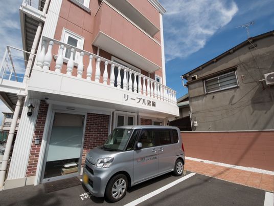 赤茶色の建物の外観