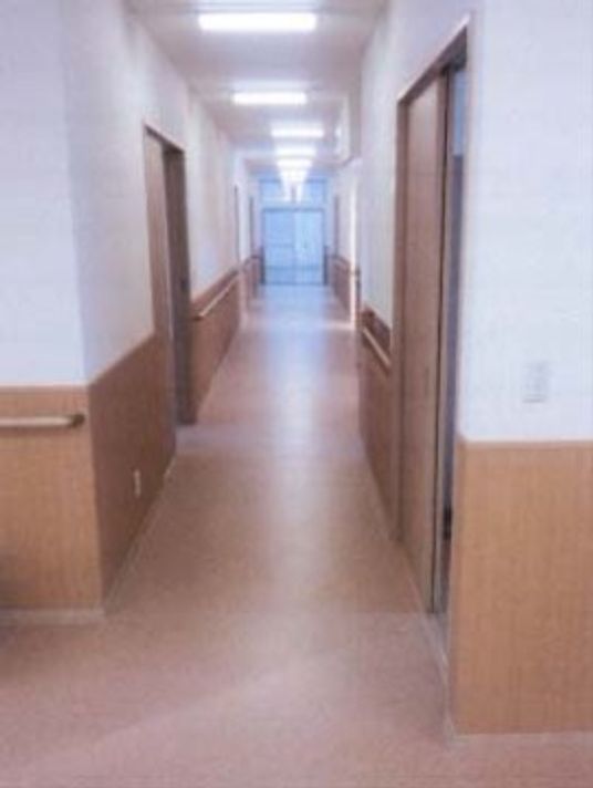 清潔な施設の廊下