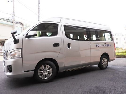 車両とロゴ