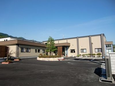 広々した外観の建物