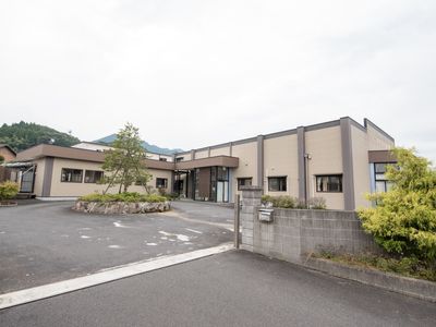 広々としたモダンな外観