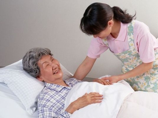 介護スタッフと利用者の居室