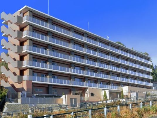 多階層の建物の外観