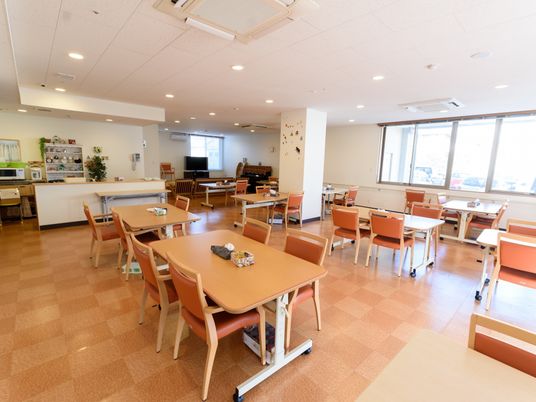 広々とした明るい食堂