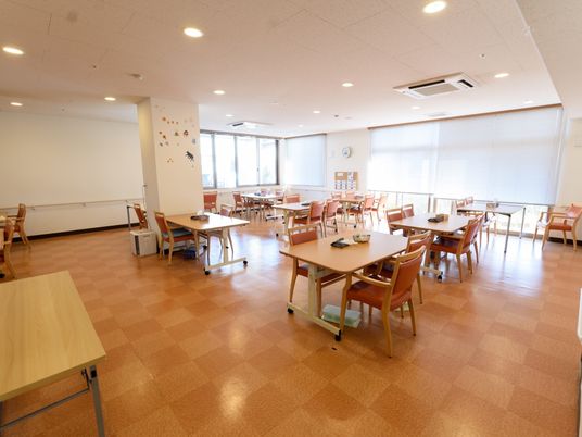広々とした明るい食堂