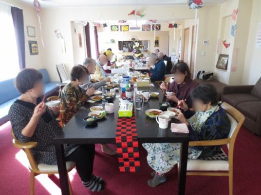 共用スペースでの食事風景