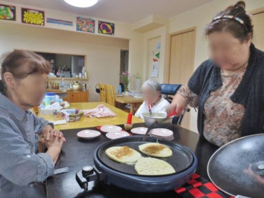手作り料理の食事風景