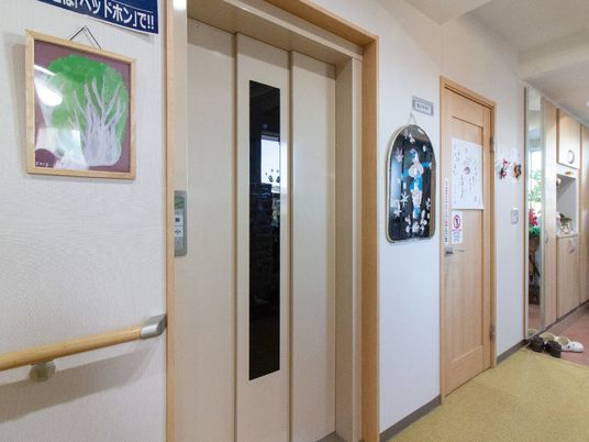 清潔な廊下と部屋の扉