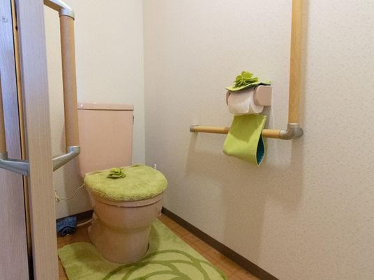 手すり付きのトイレ空間