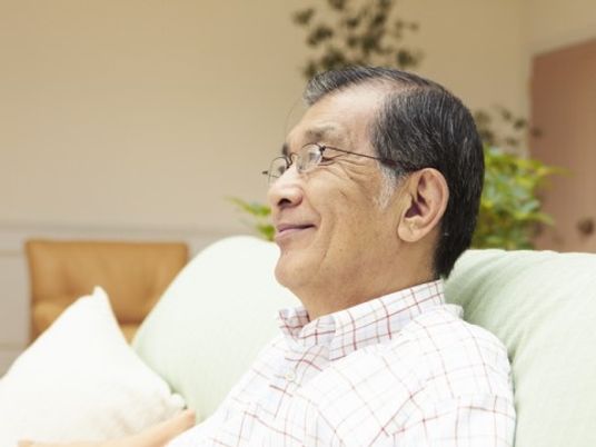 和やかな表情の男性