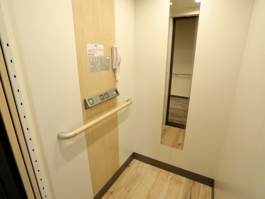清潔なエレベーター内部