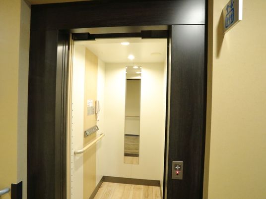広い開口のエレベーター入口