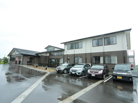 駐車場付き二階建て建物