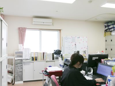 事務室の作業風景