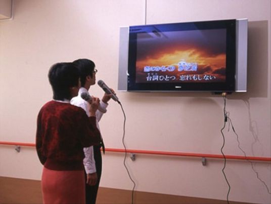 カラオケを楽しむ人々