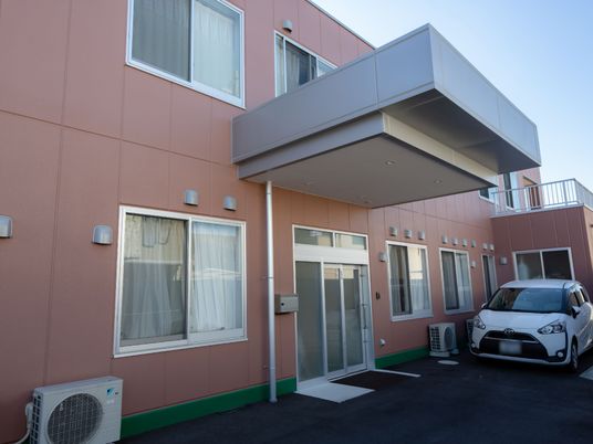 明るい建物のエントランス