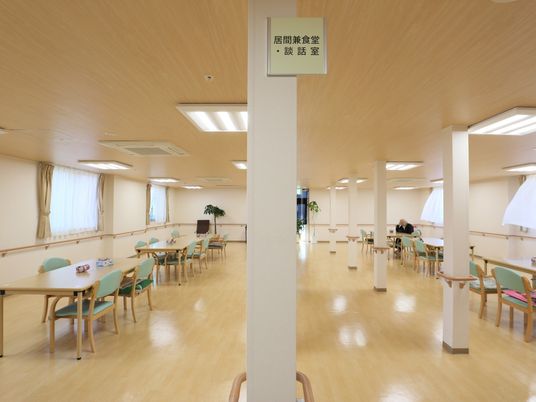 広々とした明るい食堂
