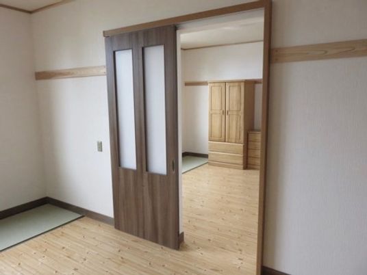 和洋折衷の広々居室