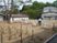 庭で作業する人の光景