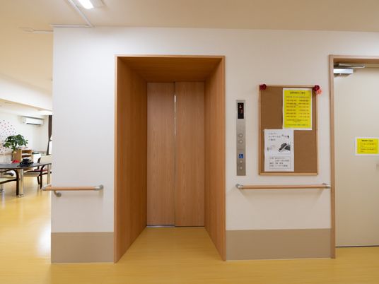 エレベーターと掲示物