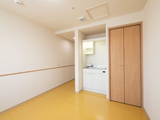 洋室と小さなキッチン