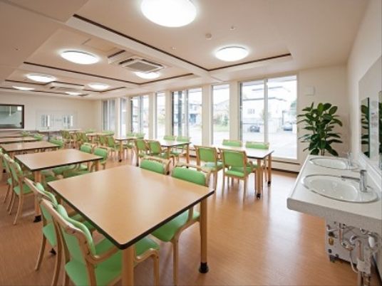 広々とした食堂の光景