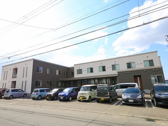 モダンな外観の建物