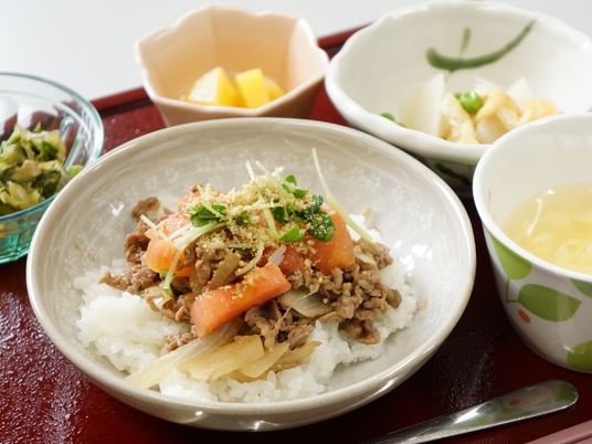 彩り鮮やかな食事風景