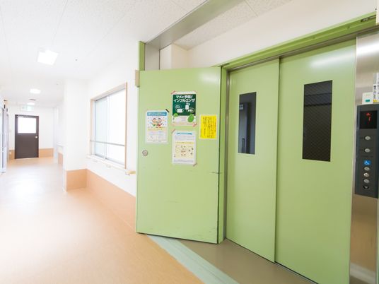廊下に面したエレベーター