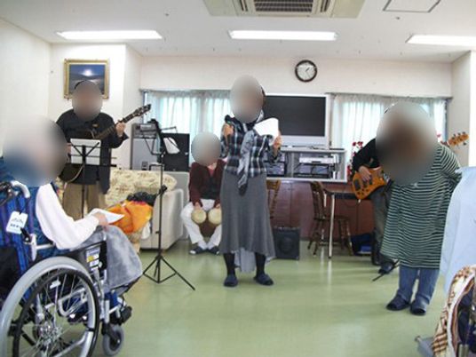 音楽活動する居室