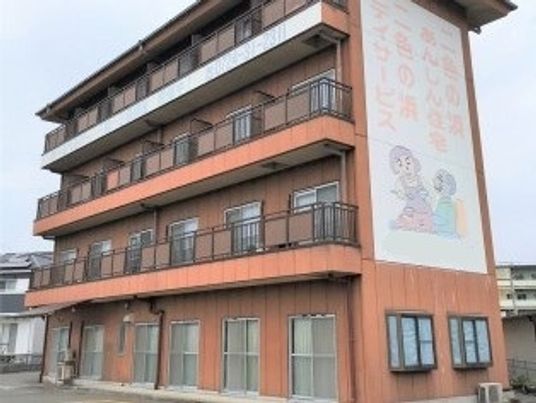 明るい色の建物外観