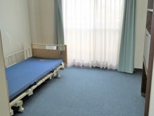 快適な居室のベッド