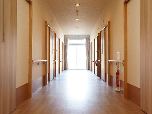 広々とした明るい廊下