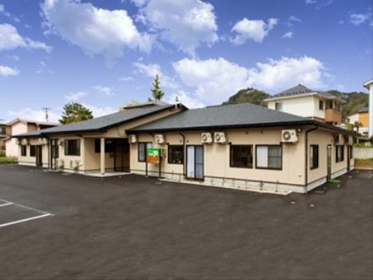 平屋建ての明るい施設外観