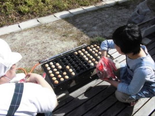 屋外でたまごの洗浄作業