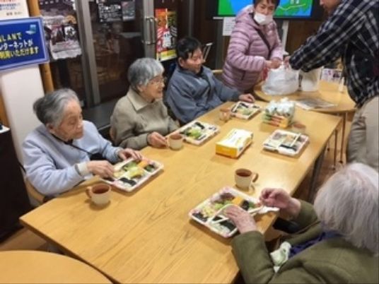 共有食卓での食事風景