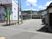 緑の看板が目印の施設外観