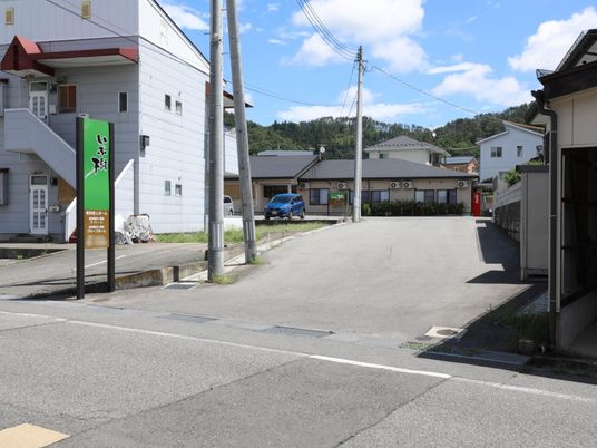 緑の看板が目印の施設外観