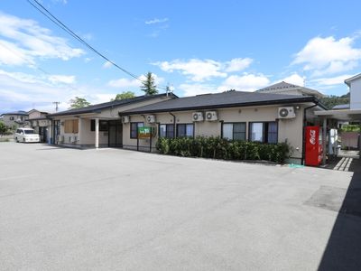 広々とした施設の外観