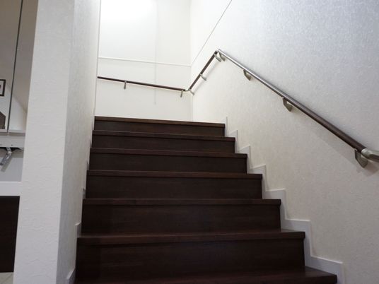 手すり付きの階段