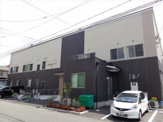 モダンな外観の建物