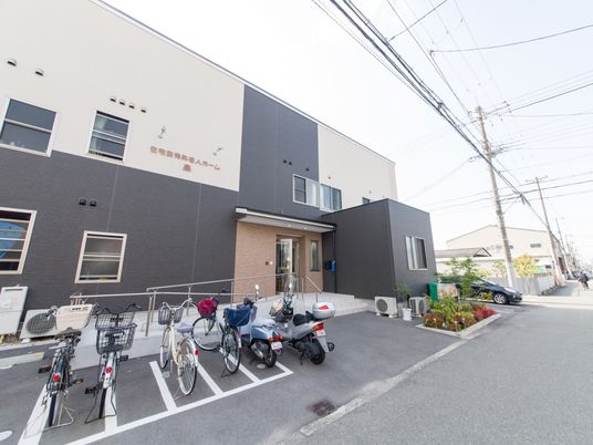 施設外観の正面ビュー