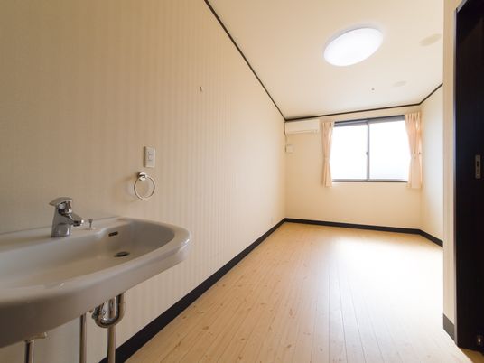 洗面台付きの明るい居室