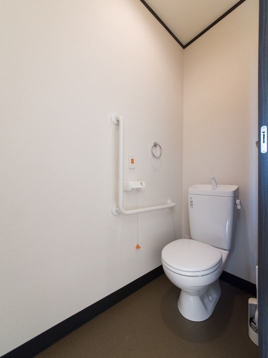 手すり付きのトイレ空間